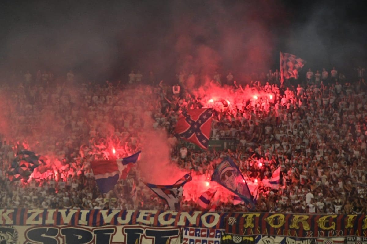 'SVE GORI' Velika bakljada Torcide, na kratko prekinuta utakmica. Pogledajte prizore...