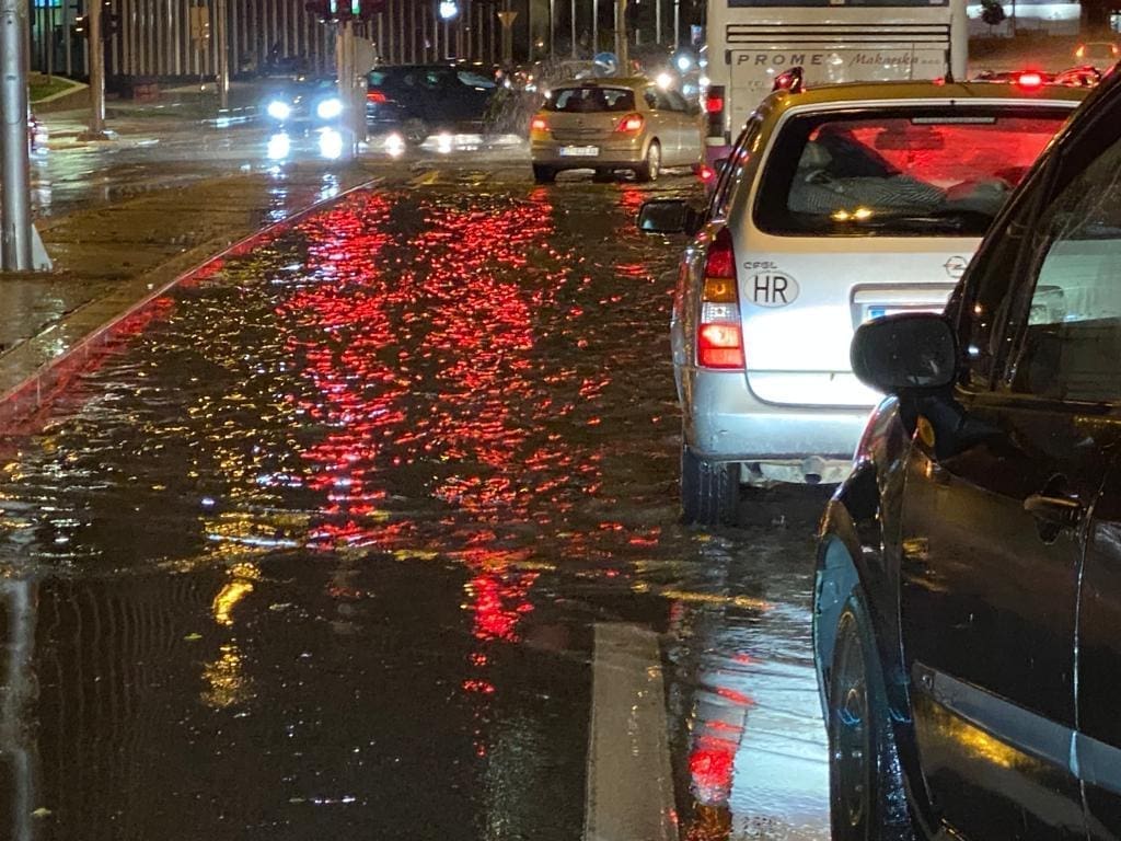 Nemojte se iznenaditi bude li bujica na cestama: Fronta je stigla tik pred splitsko područje