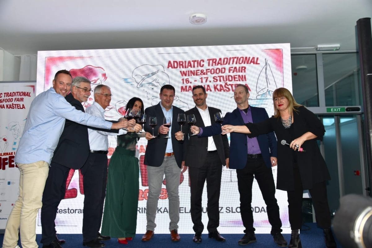 KAPJA VINA, ZRNO SOLI Otvoren spektakularni gastro spektakl u Kaštelima: Vrhunska kapljica vina uz vrhunsku spizu 'razgalila' nepca posjetitelja