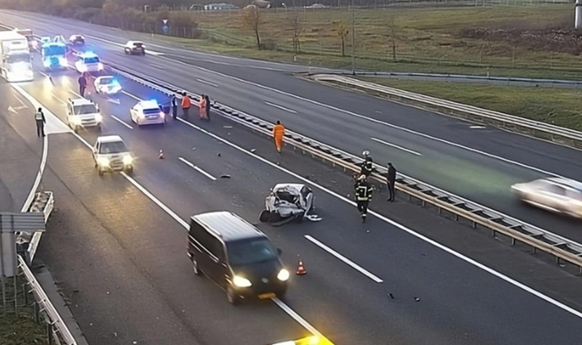 TEŠKA PROMETNA NESREĆA NA DALMATINI Auto smrskan, na terenu policija, vatrogasci, HAK...