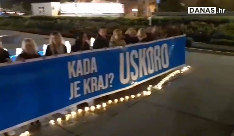 Roditelji BBB-ovaca razvili transparent na Zagrebačkim fontama: "Kada je kraj?"