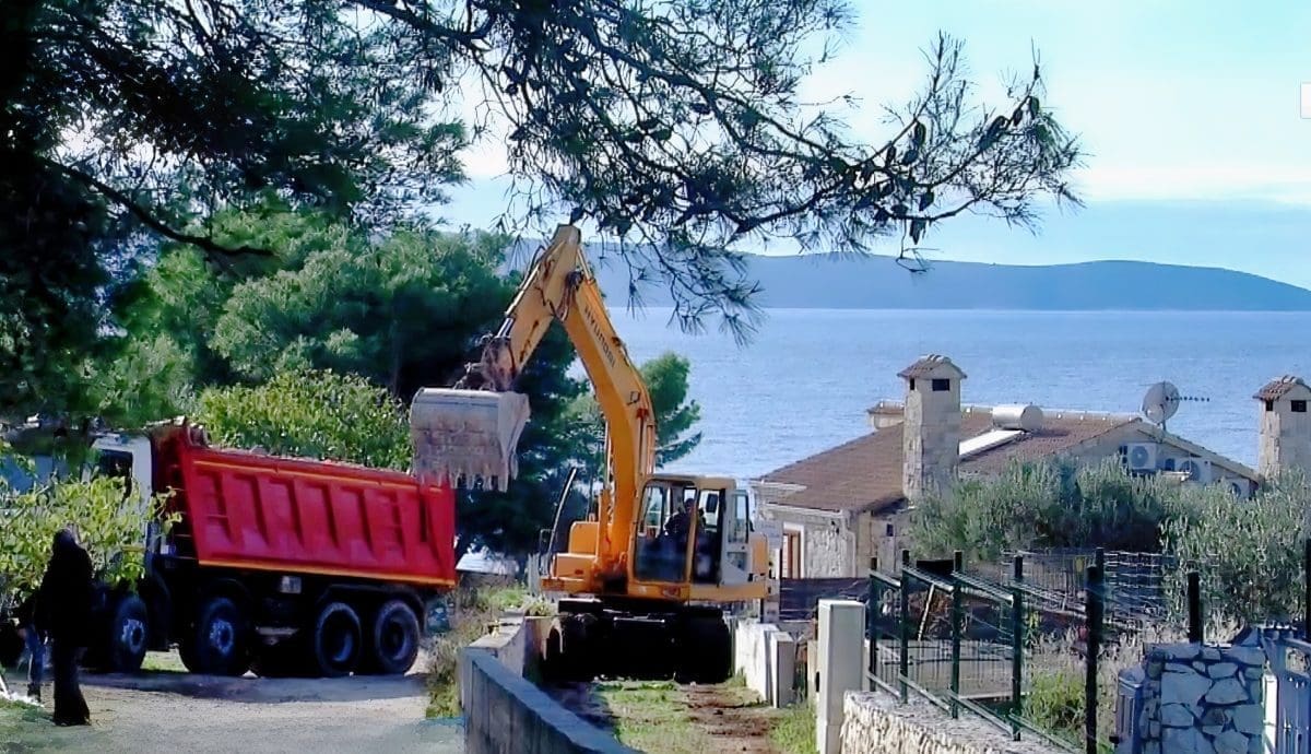ILEGALNI OBJEKTI NA UDARU BAGERA Ruši se čak 11 bespravno izgrađenih objekata na Čiovu, uskoro sele na obalu i na Brač