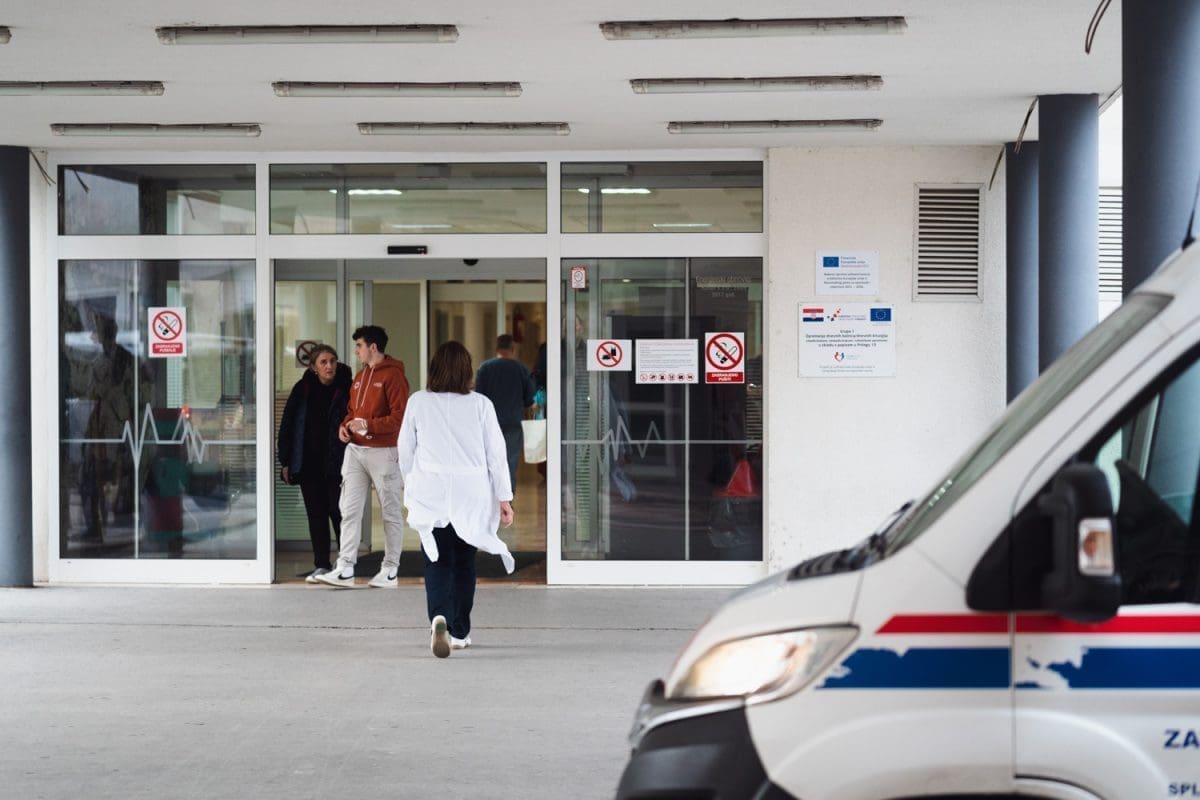 Najnovije vijesti iz splitske bolnice o teško ozlijeđenom policajcu: "Njegovo zdravstveno stanje i dalje je iznimno kritično"