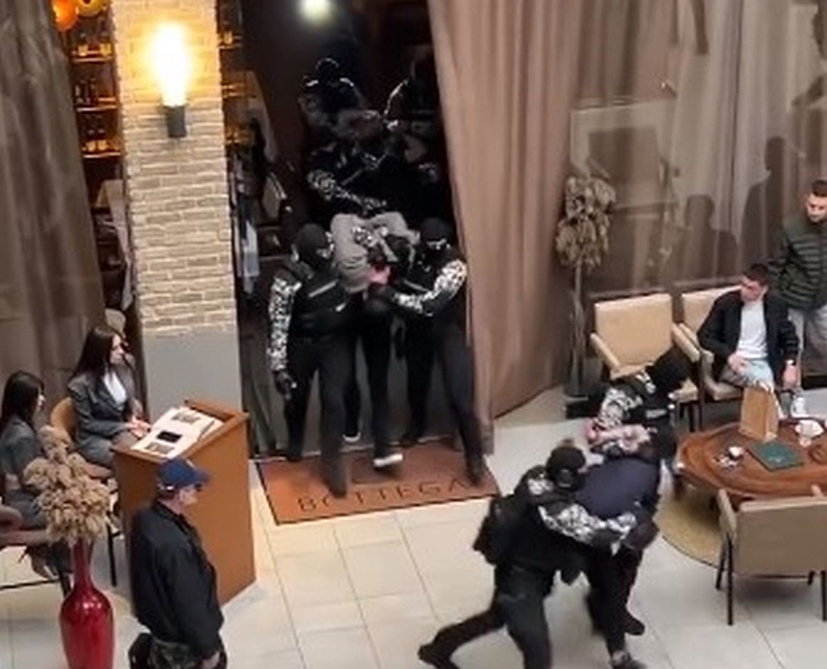 BRAĆA VIDOVIĆ SU UHIĆENA Maskirani policajci okružili braću u luksuznom restoranu