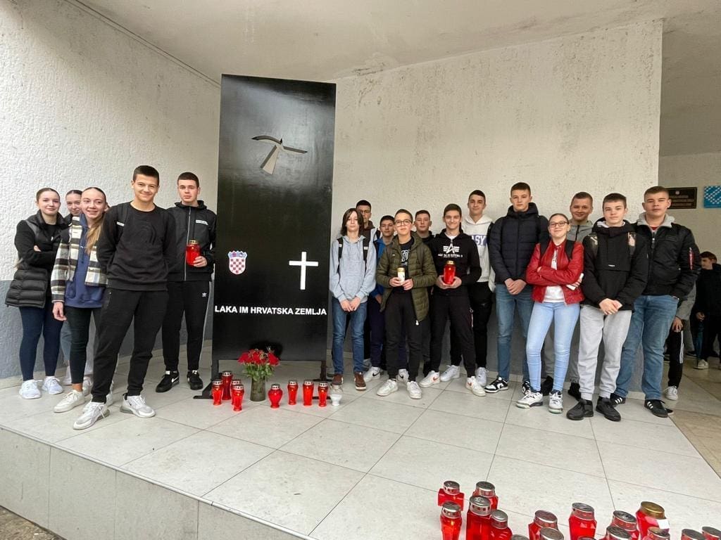 Učenici iz sinjske srednje škole obilježili Dan sjećanja na žrtve Domovinskog rata i Dan sjećanja na žrtvu Vukovara i Škabrnje