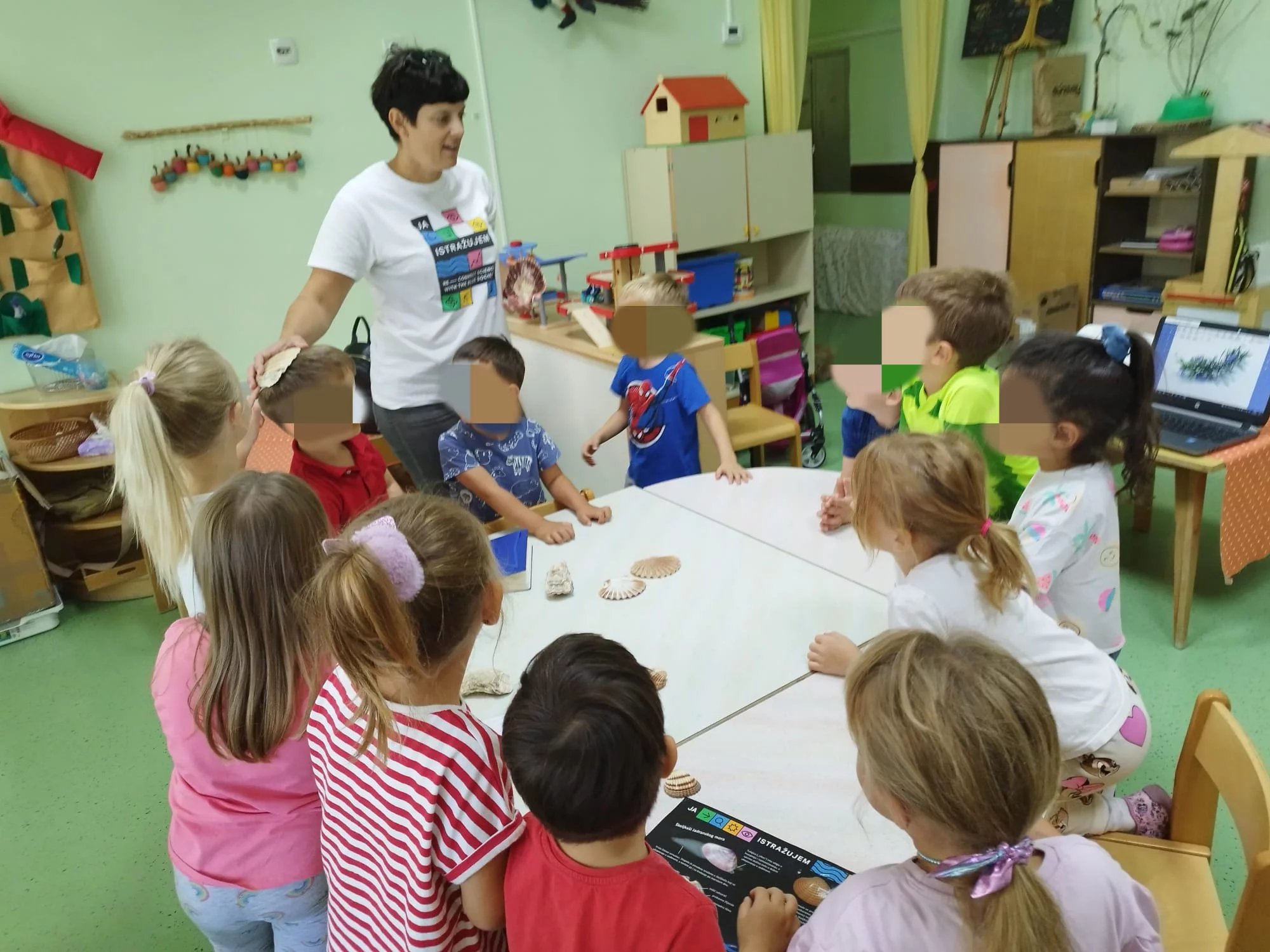 MLADI ISTRAŽIVAČI UČILI O MORSKIM TEMAMA Djeca su uživo istraživala ljušture školjkaša