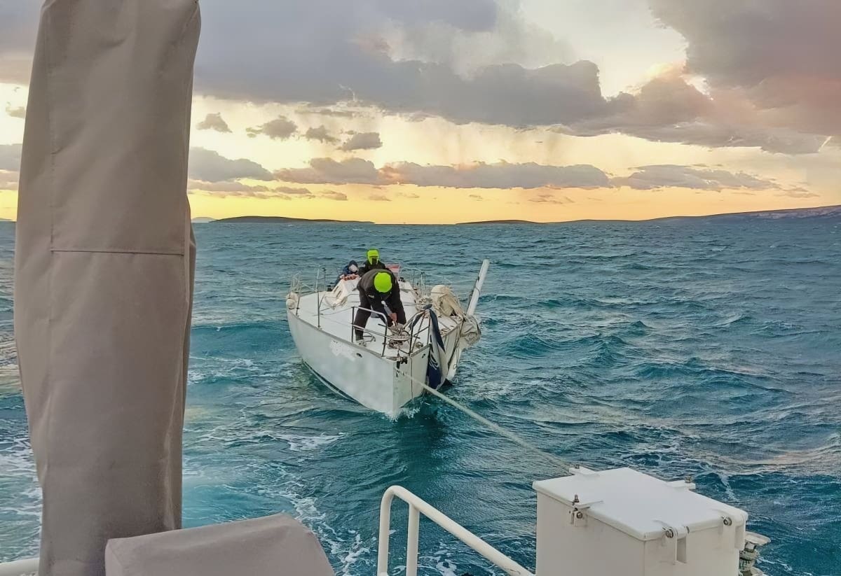 VELIKA AKCIJA NA MORU Spašena tročlana posada, jedrilica im po olujnom nevremenu ostala bez pogona i pukao jarbol
