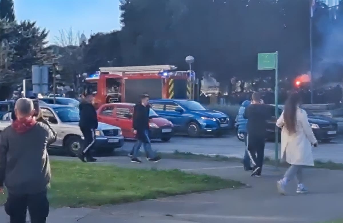 DRAMATIČNE SCENE UOČI UTAKMICE Ispred zgrade policije bačena dimna bomba, pretpostavlja se da su to učinili navijači