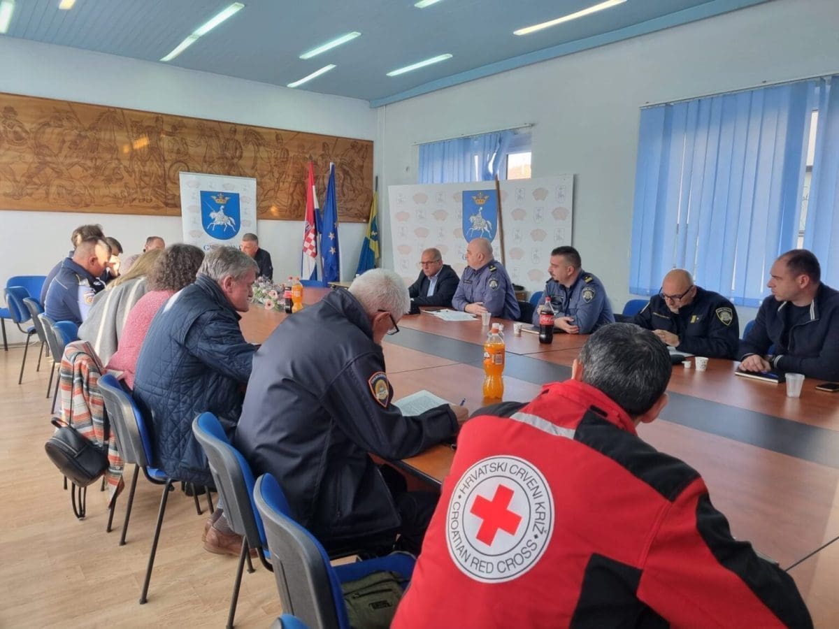 SINJ SE PRIPREMA ZA IZAZOVE ZIMSKE SEZONE Održan sastanak na temu Mjere civilne zaštite u nepovoljnim vremenskim uvjetima za 2023./2024. godinu