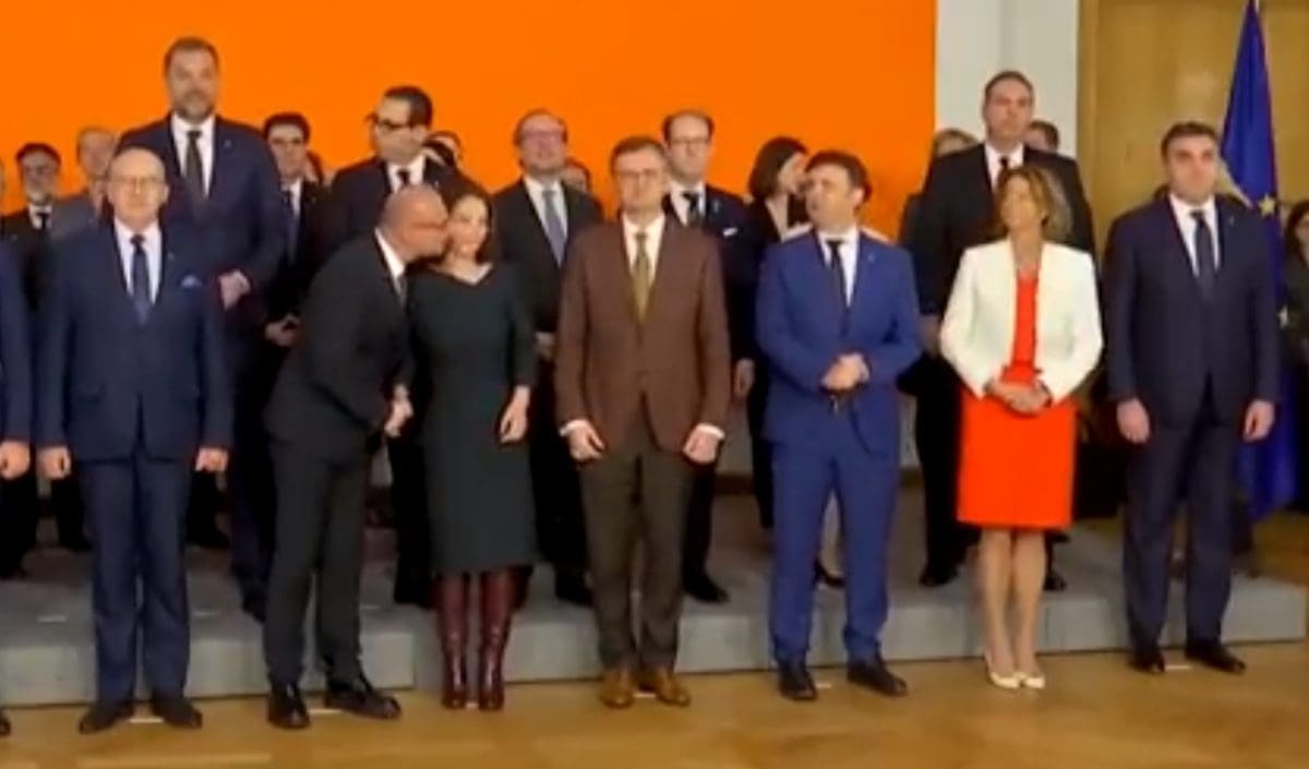 NEUGODA ZA NAŠEG MINISTRA Pokušao poljubiti njemačku kolegicu, nije očekivao ovakvu reakciju