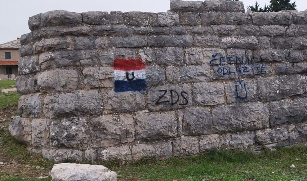 GROBLJE U DALMACIJI IŠARANO USTAŠKIM SIMBOLIMA, U SLUČAJ UKLJUČENA I POLICIJA "Četnici, odlazite!"