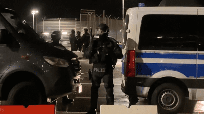 OPSADNO STANJE U NJEMAČKOJ Autom uletio u zračnu luku i uzeo dvoje djece za taoce!