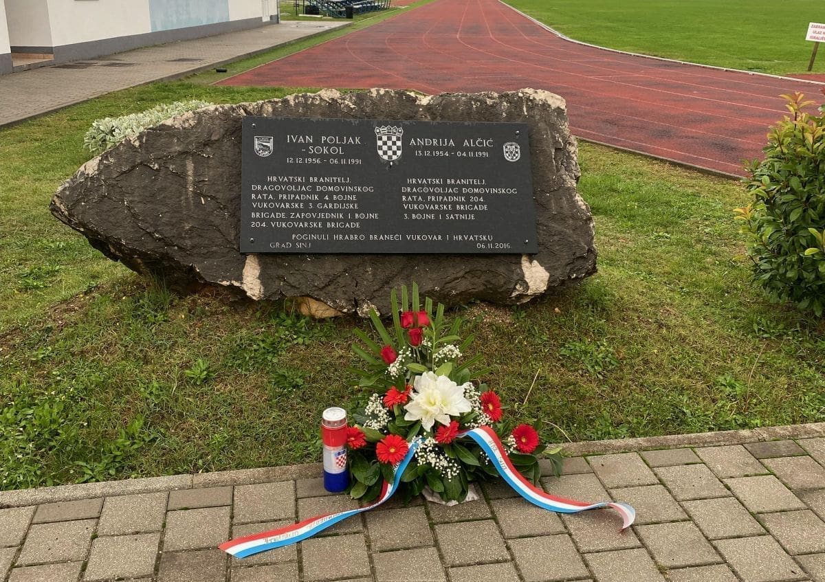 GO HDZ-a Sinj obilježio 32. obljetnicu pogibije Sinjana, heroja Vukovara Ivice Poljaka-Sokola i Andrije Alčića