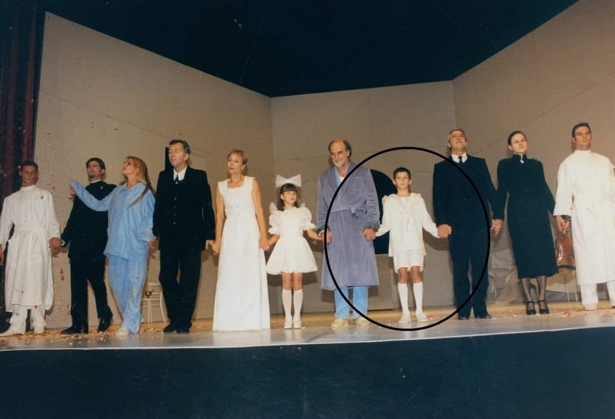 PREPOZNAJTE LI OSOBU NA FOTOGRAFIJI? Svima vam je poznat, nekada je glumio: "Ovaj mali kraj Gende"