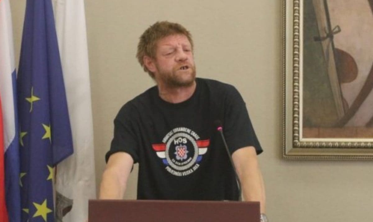 NERVOZA NA SJEDNICI Dalmatinski vijećnik nosio majicu HOS-a: "Kad će biti Thompsonov koncert?"