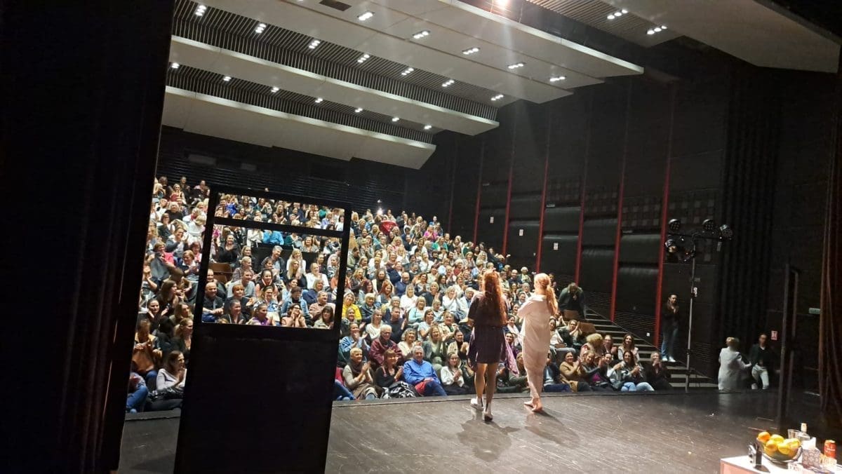 KOMEDIJU "KAD UDARI JUŽINA" U JEDNOM DANU POGLEDALO SKORO 1 000 SPLIĆANA Nova splitska izvedba 9. prosinca u dvorani Lora