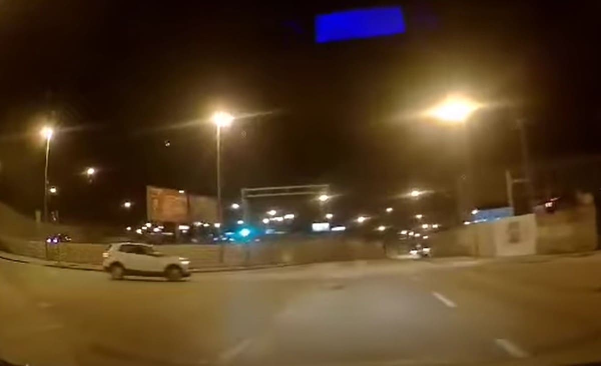 IZBJEGNUTA STRAŠNA NESREĆA Vozač u Splitu ležerno projurio kroz 'debelo' crveno, sve je snimljeno!