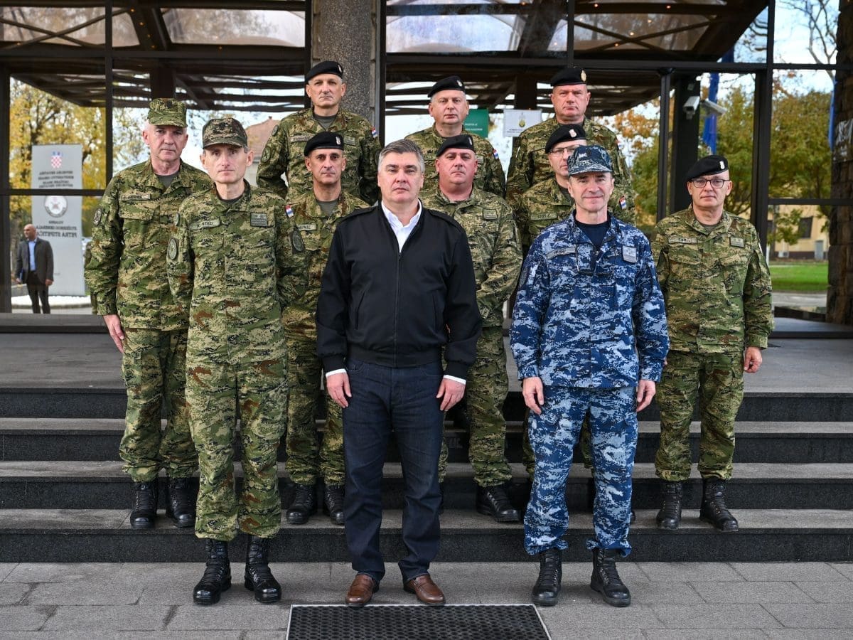 PREDSJEDNIK REPUBLIKE U KARLOVCU Sastao se sa zapovjednicima jedinica Hrvatske kopnene vojske