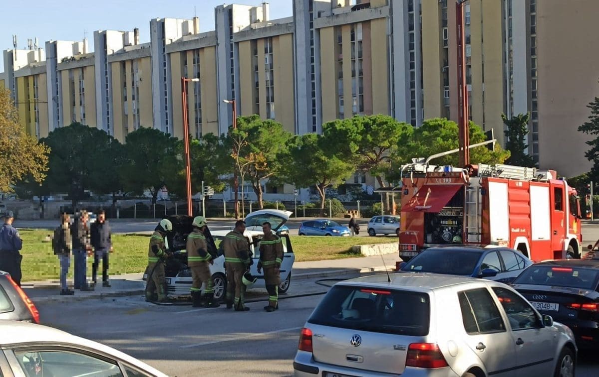 PLANUO FIAT STILO Zapalio se u vožnji: Vatrogasci i policija su na mjestu događaja