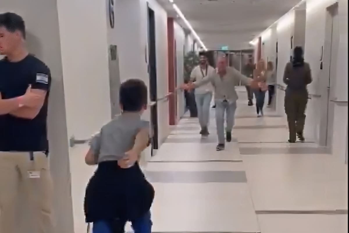 Nevjerojatno dirljivi susret: Oteti dječak nakon sedam tjedana poletio ocu u zagrljaj