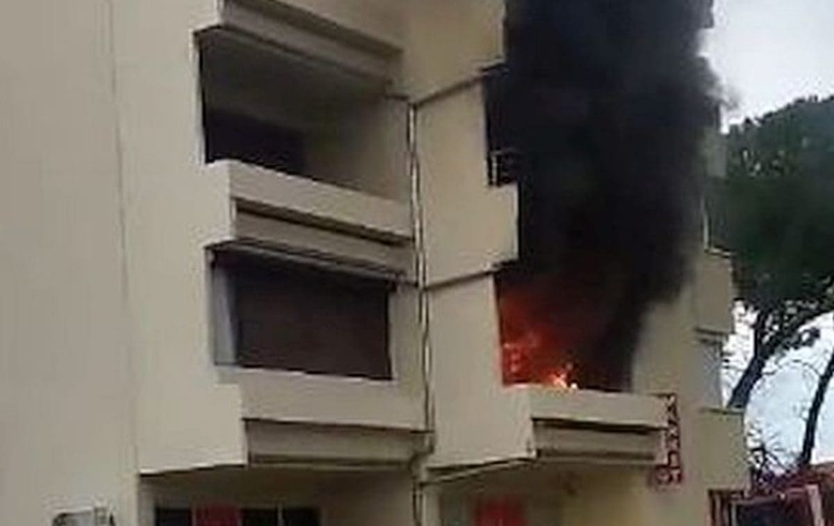 UŽAS U DALMACIJI Buknuo požar u stambenoj zgradi, u potpunosti izgorio stan