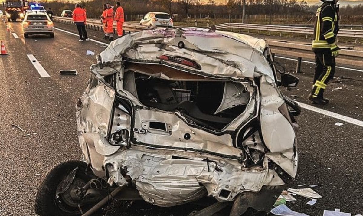 STRAVIČAN PRIZOR S AUTOCESTE Vozač VW-a naglo zakočio, kamion ga spljoštio!