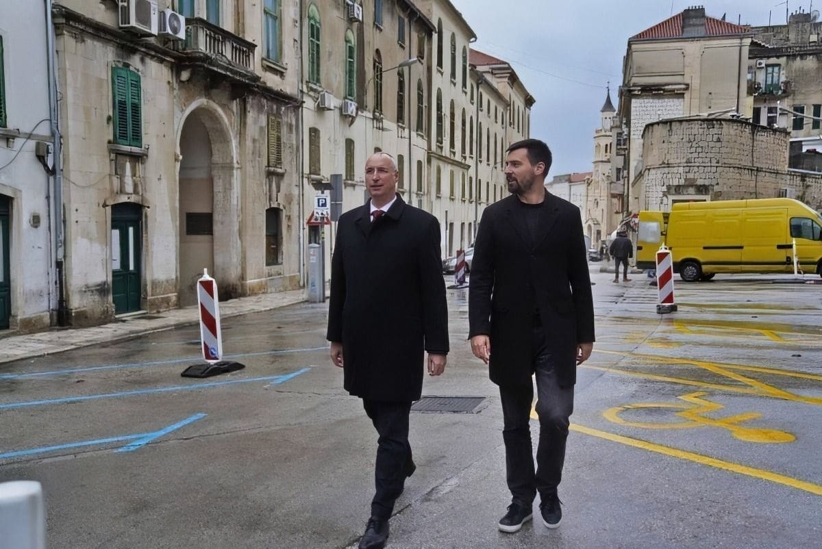 VIŠE PJEŠAČKIH ZONA, MANJE AUTOMOBILA Puljak i Ivošević obišli centar grada i najavili 'varoški trokut' za pješake
