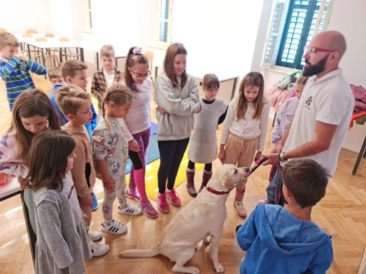 Makarska uskoro dobiva svog pravog terapijskog psa!