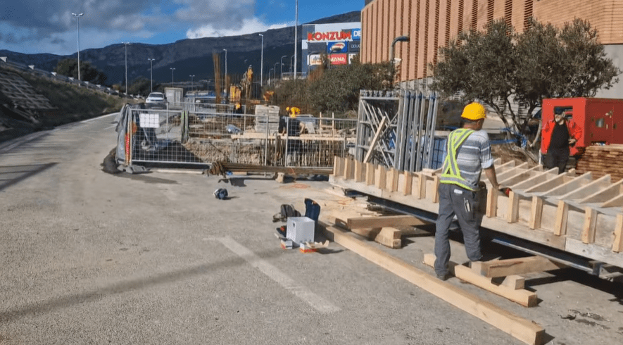 RADI SE I VIKENDOM Iako su vozači sada na sto muka. Evo kako izgleda izgradnja budućeg odvojka za Mravince