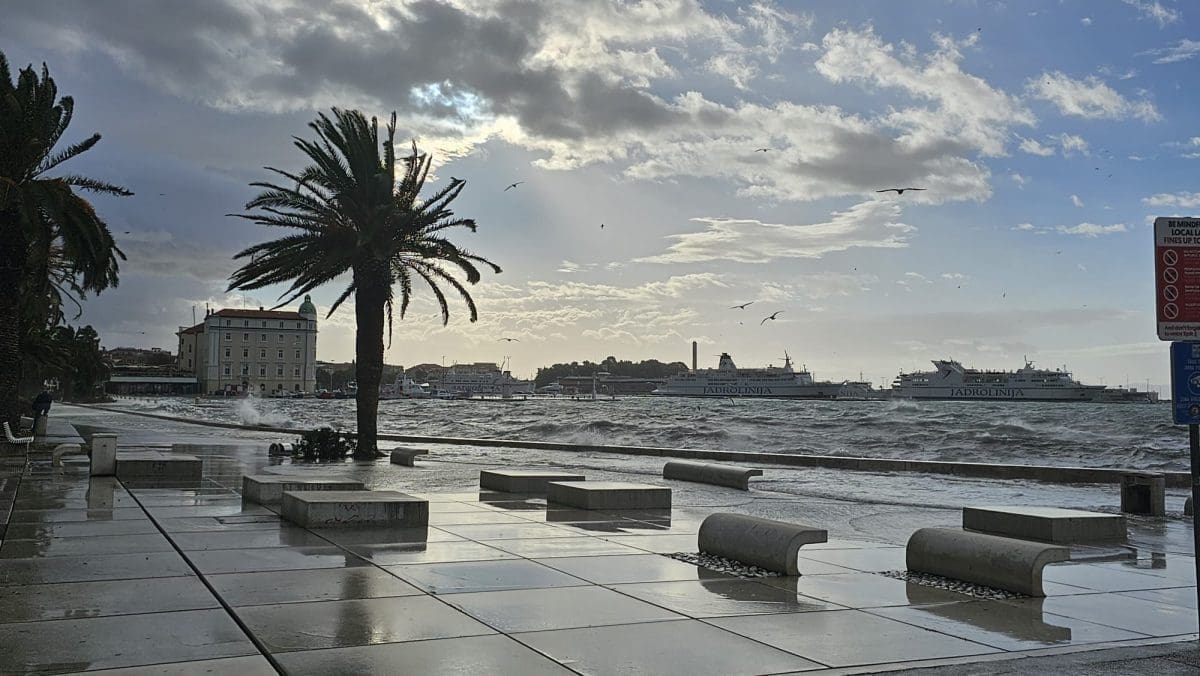 OLUJNO JUGO I LEBIĆ Udari do 120km/h: Poplavljena splitska Riva, u prekidu trajektne, katamaranske i brodske linije