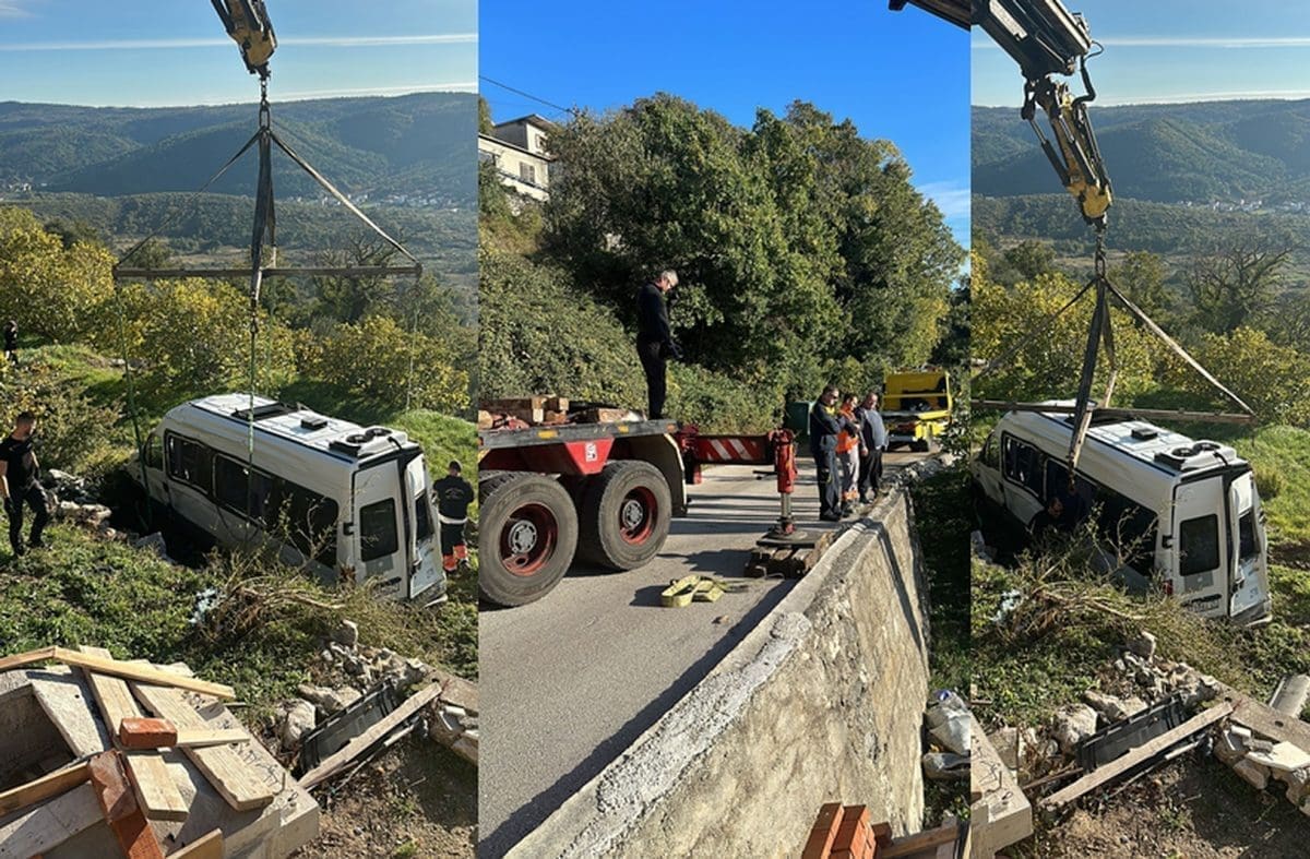 UKLONJEN MINI BUS IZ SITNOG Službe su na terenu! Dio ulice bio je zatvoren: Evo što smo snimili na mjestu nesreće...