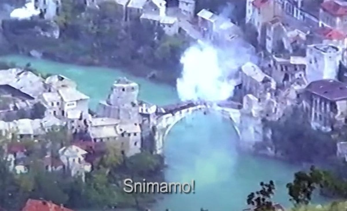 NIKAD VIĐENA SNIMKA RUŠENJA STAROG MOSTA 30 godina od tužnih prizora: Otkupljena je od bojovnika HV-a