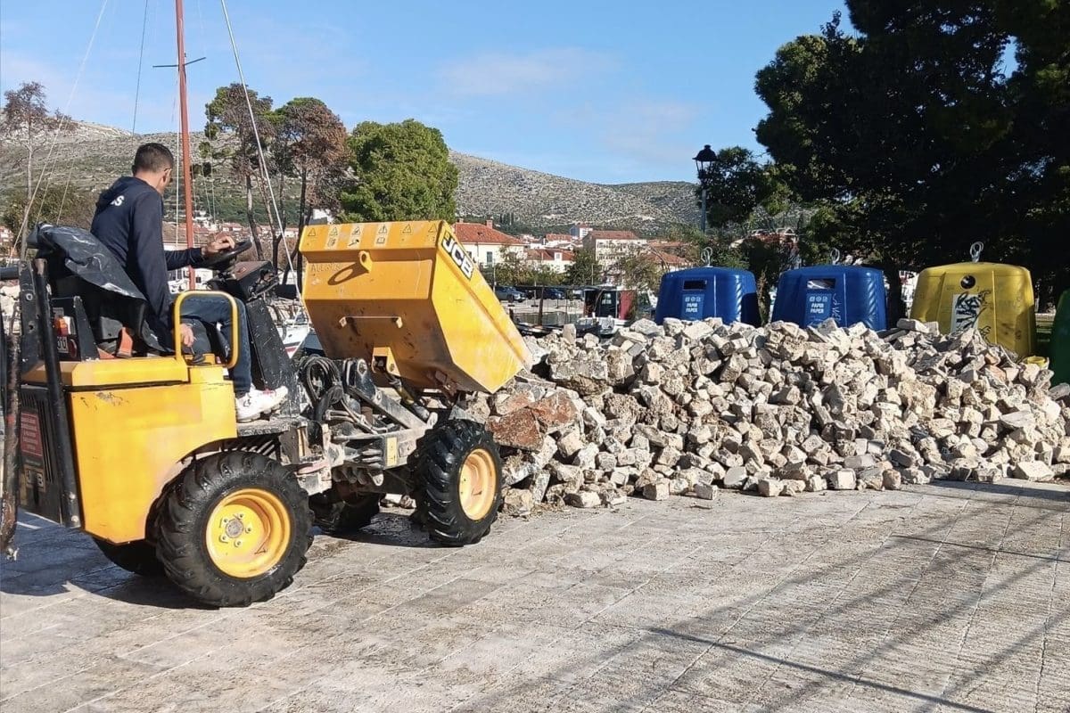 UPOZORENJE IZ TROGIRA Politička platforma tvrdi da se događa kulturocid: "U tren oka smrvio stoljetne kamene staliže"