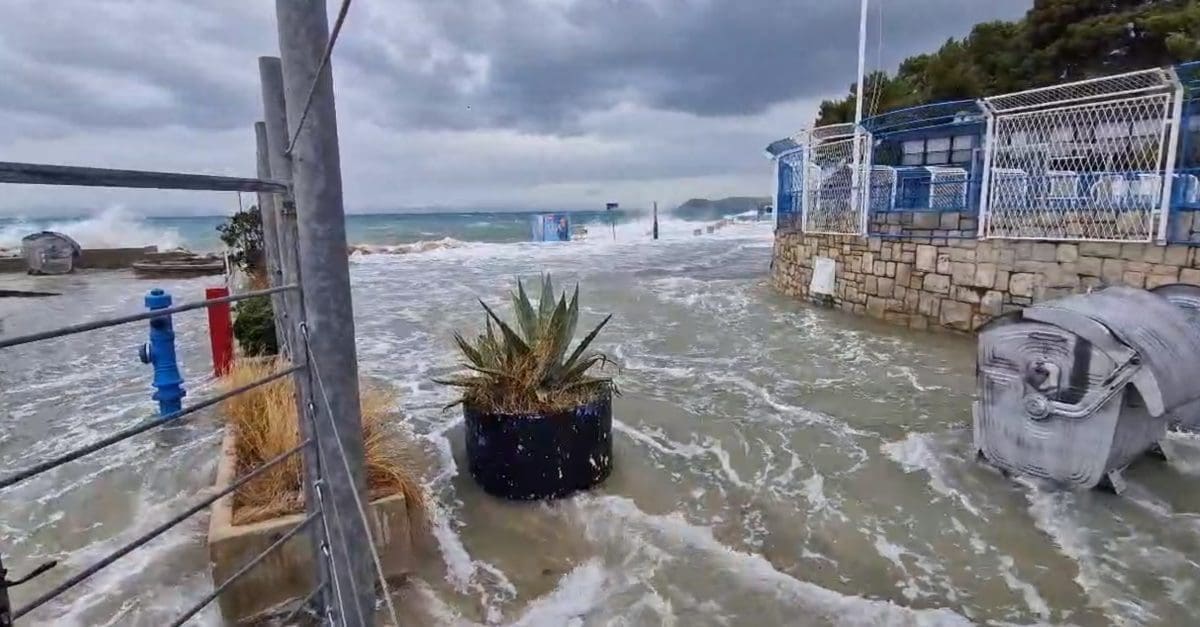 VIDEO Nevjerojatan prizor u Splitu: Plimni val u Splitu nosio kontejnere, cijela ulica se našla pod morem