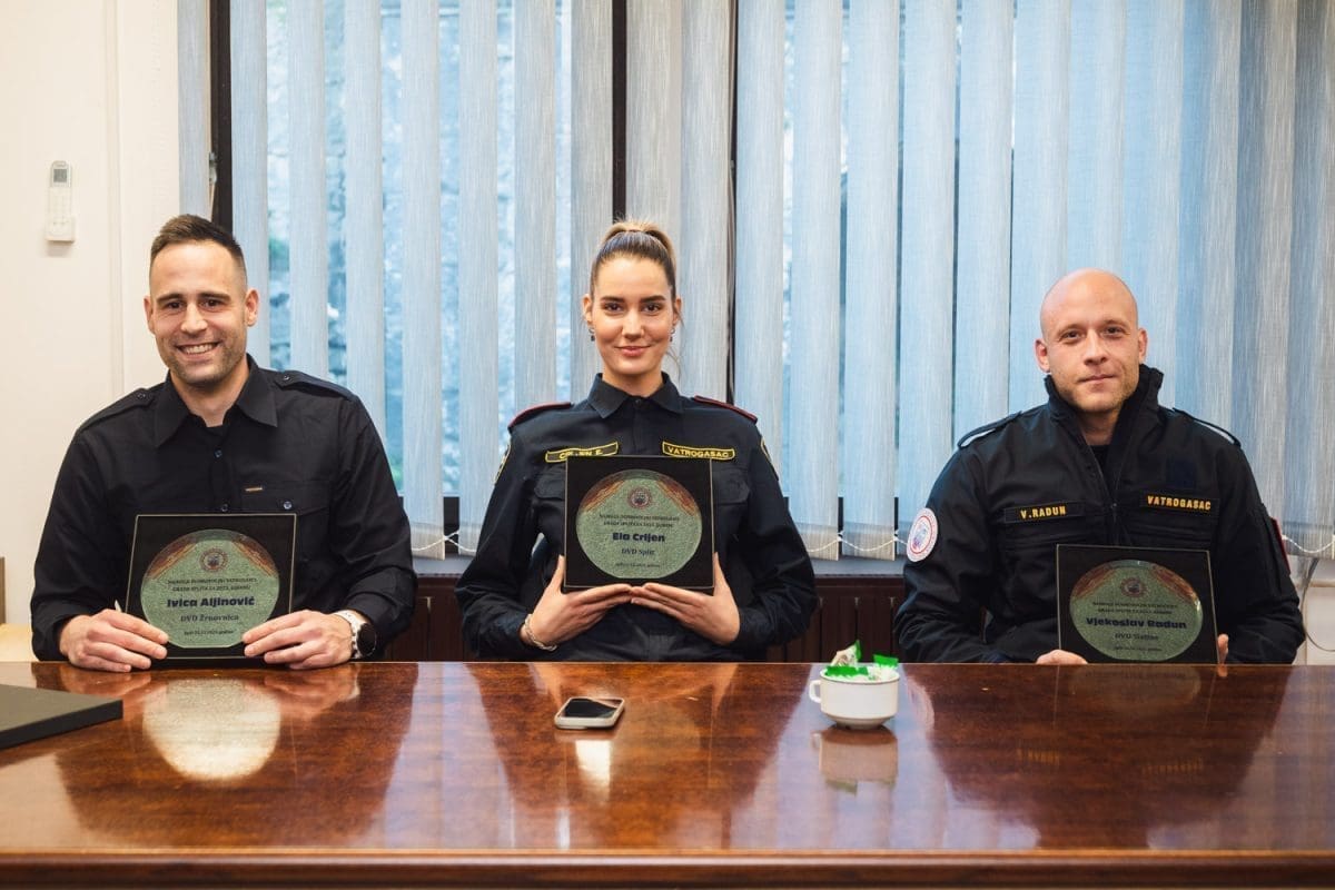 OVA MLADA VATROGASKINJA SA SAMO 20 GODINA DOBILA VRIJEDNO PRIZNANJE Djeluje u DVD-u Split, a svoju prvu intervenciju opisuje kao burnu i žestoku, ovo je njena priča