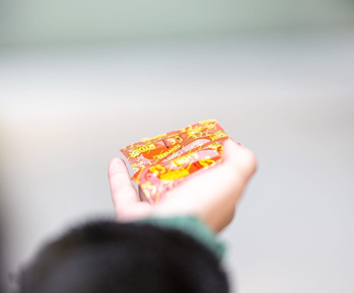 "HELP" Splitskim studentima podijeljeno 500 kondoma i crvenih vrpci, pričalo se o 'škakljivim' temama