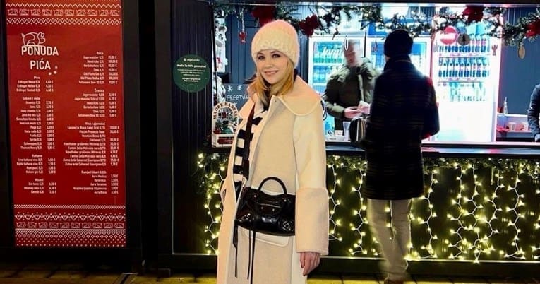Jelena Rozga pozirala ispred Huljićeve adventske kućice