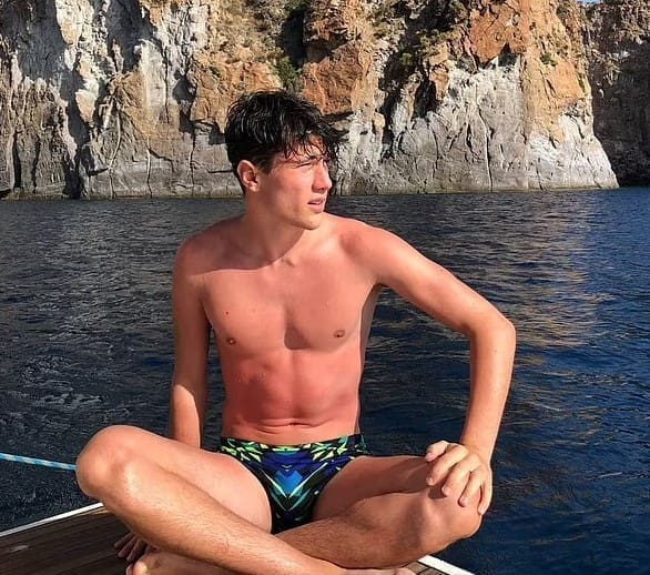 MANEKEN ODLUČIO: "POSTAJEM SVEĆENIK" Proglašen je najljepšim muškarcem u zemlji, a njegova je odluka šokirala i oduševila mnoge