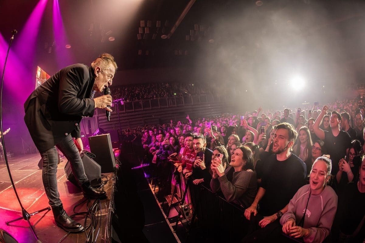 PRLJAVCI PROBUDILI NAJDUBLJE EMOCIJE Legendarna grupa spektakularnim koncertom raspametila publiku