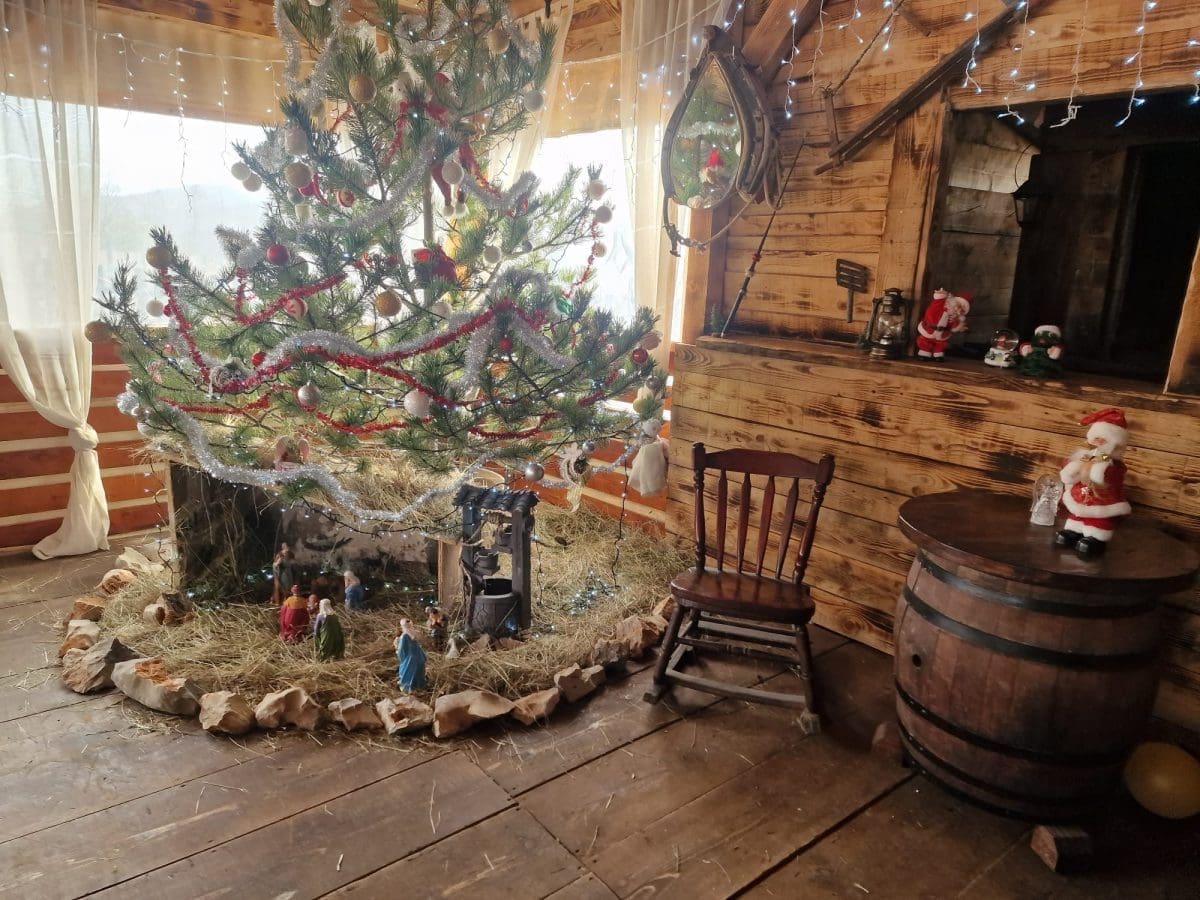 Selo Djeda Bozicnjaka Bozicni autobus 2 jpg