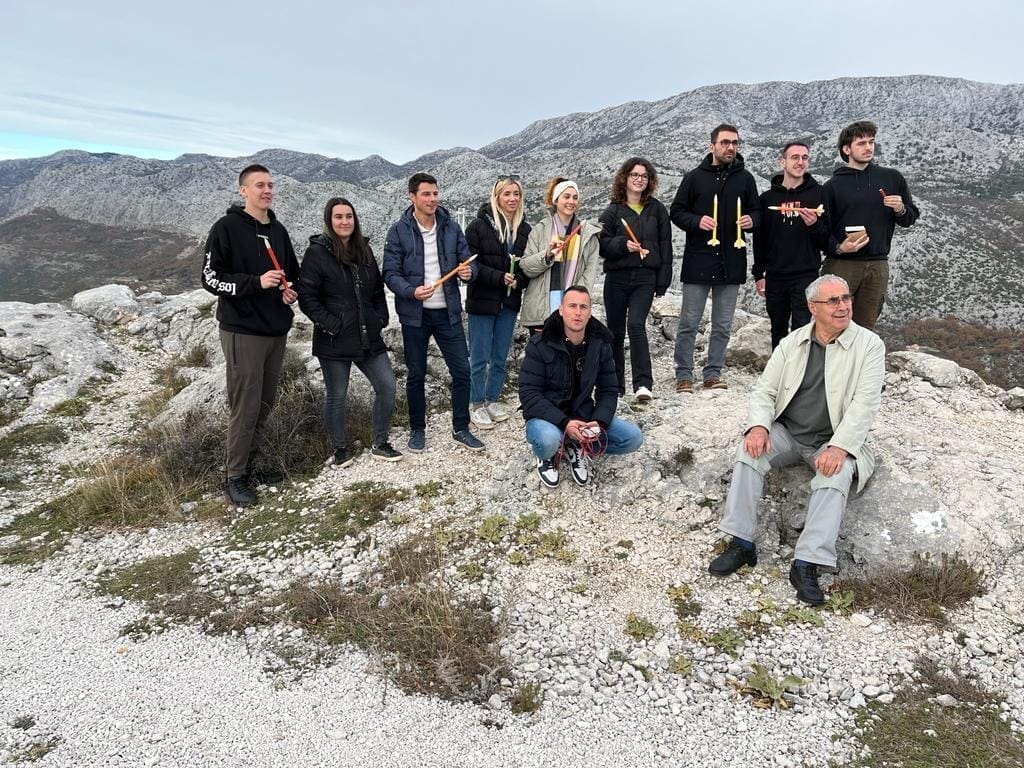 U ZVJEZDANOM SELU MOSOR ODRŽAN TEČAJ RAKETNOG MODELARSTVA Tijekom dvodnevne radionice polaznici su detaljno naučili kako izraditi rakete s padobranom i strimerom