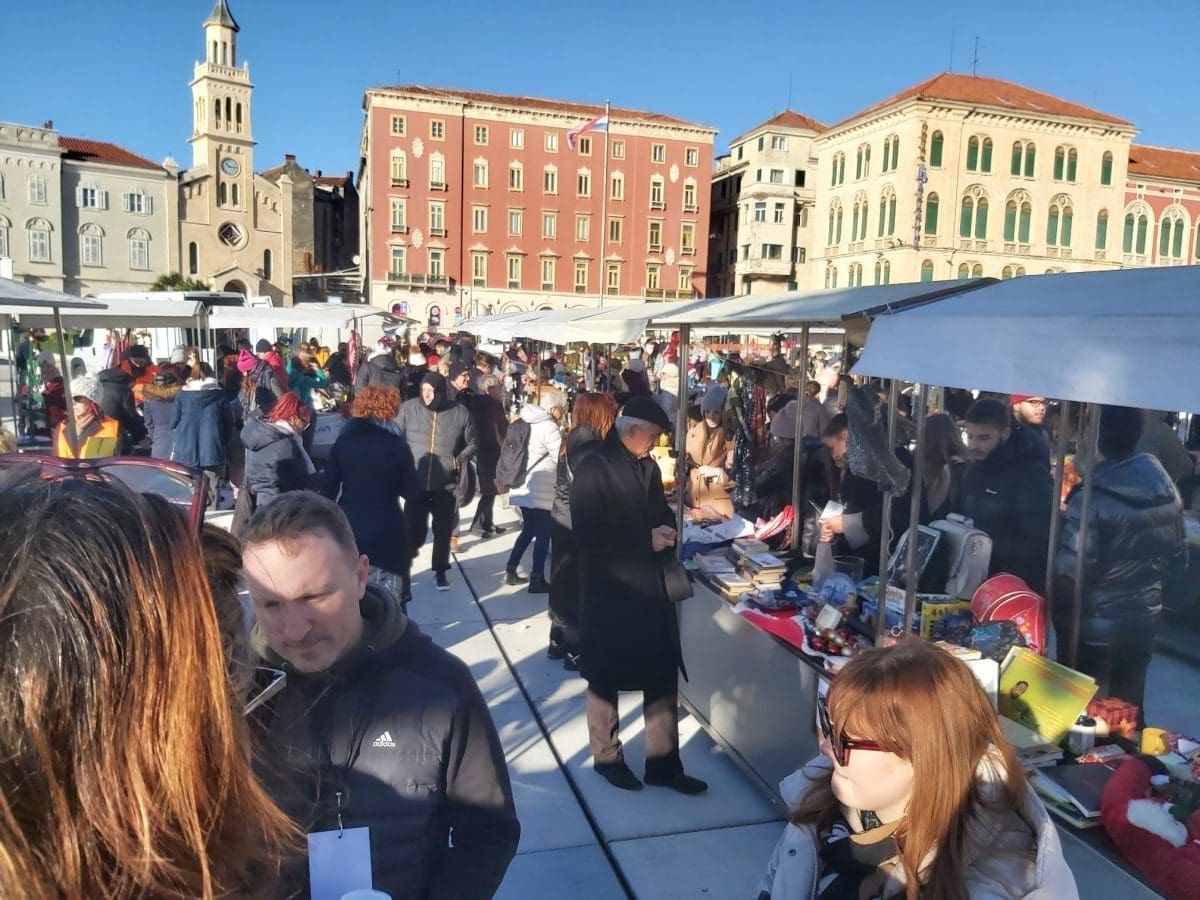 (FOTO) A DI SI TI?! Najdugovječnija humanitarna akcija danas na Rivi okupila više od 500 volontera na 95 štandova