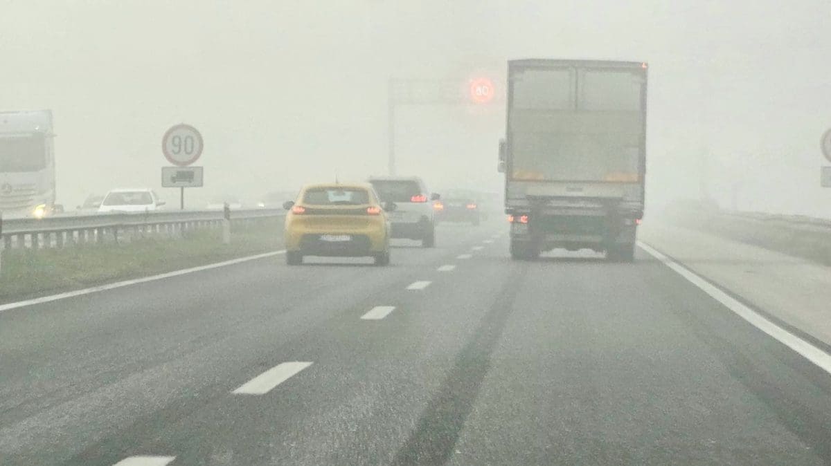 Olujni vjetar radi probleme i na kopnu i na moru. Neke ceste su zatvorene za sva vozila, a neki brodovi su ostali u svojim lukama