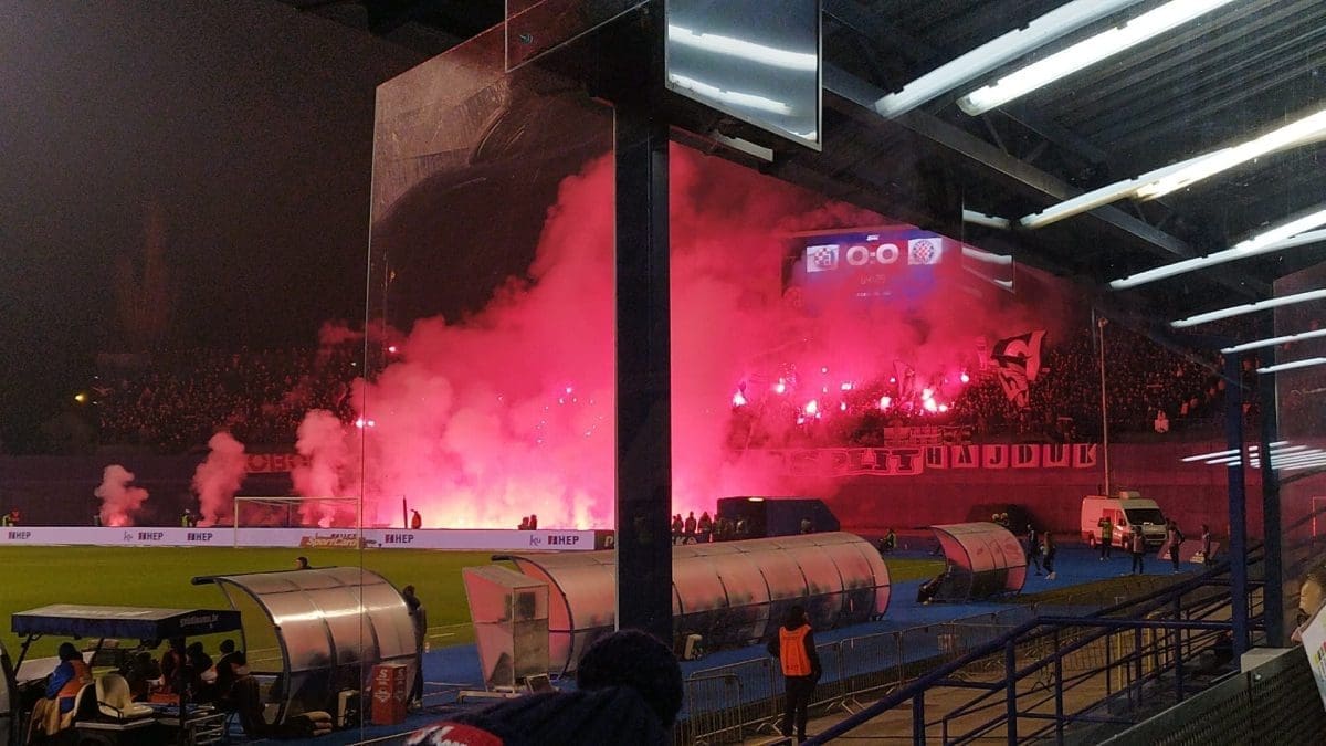 FESTIVAL PIROTEHNIKE NA MAKSIMIRU Sve gori: Torcida u 64. minuti priredila veliku bakljadu, a potom i BBB upalili svoje...