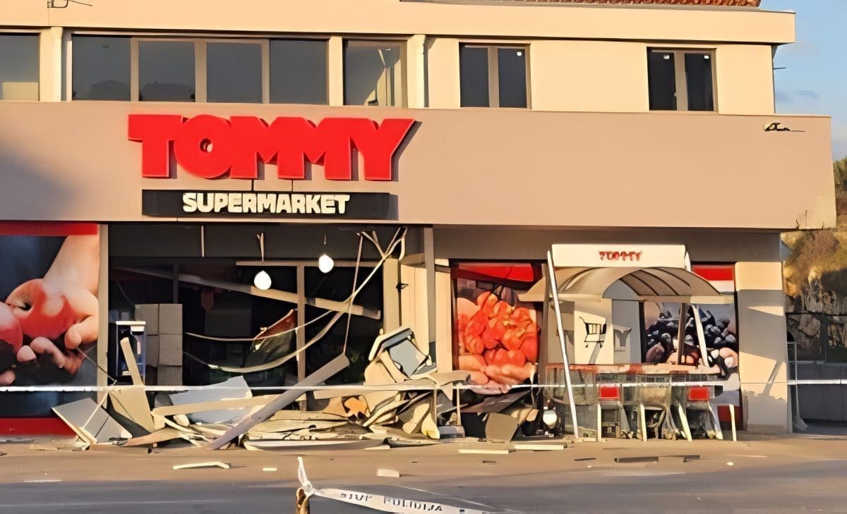 EKSPLOZIJA NOĆAS PROBUDILA MARINU Razneseni bankomati kod Tommyja, pogledajte kako izgleda pročelje trogovine