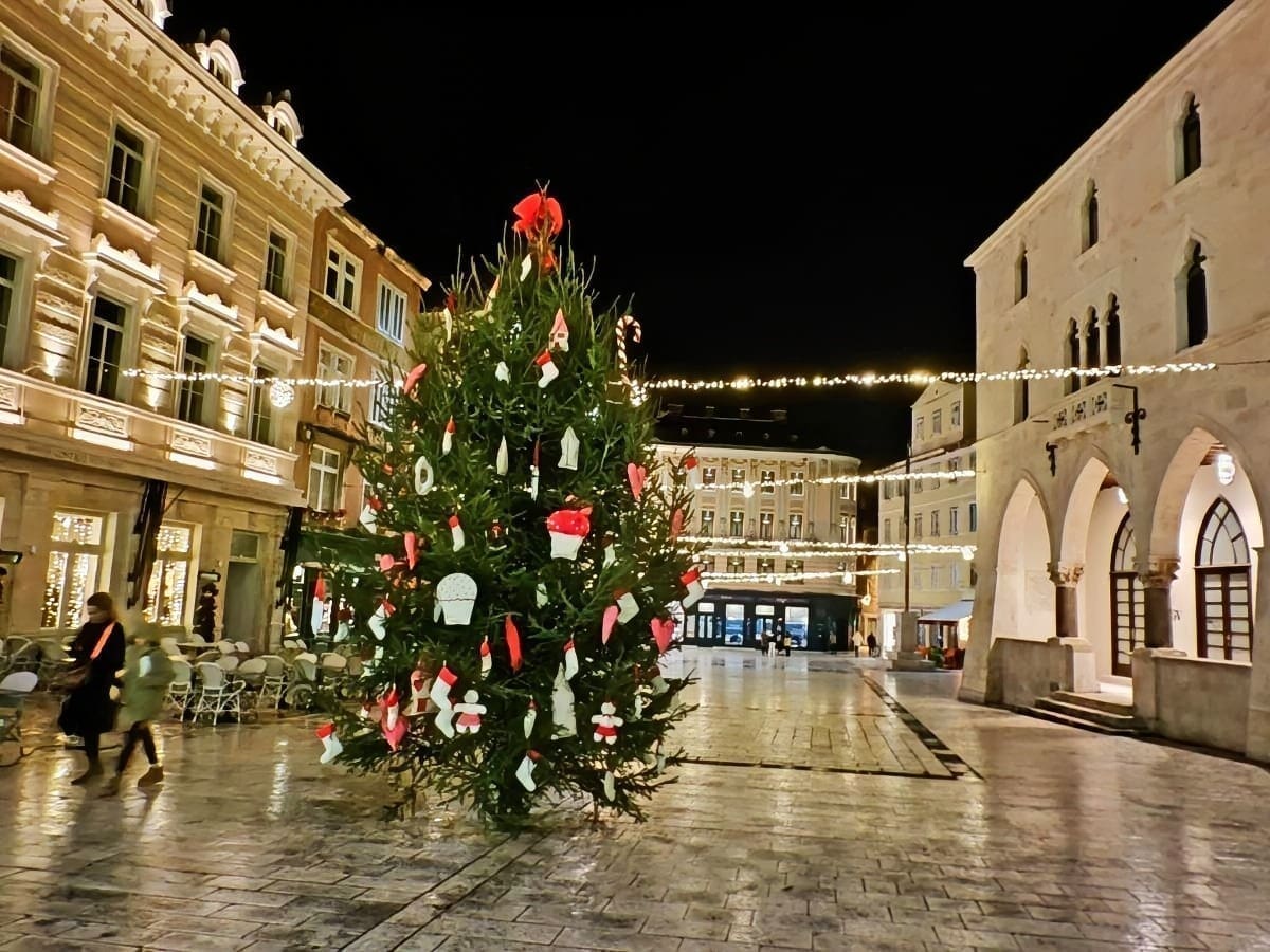 PJACA ZASJALA Pitali smo Splićane što misle o ovogodišnjim ukrasima: "Bolje ništa nego ovo, bez ikakvog ukusa..."