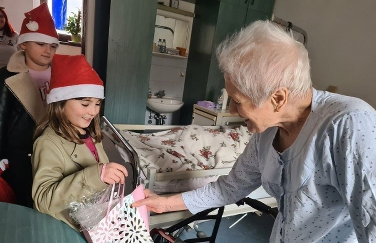 TEK IM JE OSAM GODINA Djevojčice Rebeka i Ena prava su inspiracija: Donijele su radost u Dom za starije i Dječji vrtiću Blagovijest