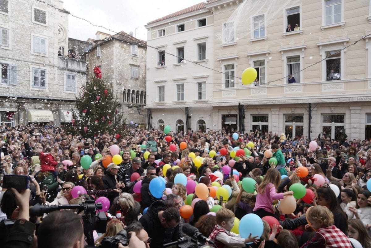 PJACA JE BILA PREKRCANA, ALI DVIJE SU DAME PRIVUKLE PAŽNJU NA SEBE Pogledajte djelić atmosfere iz centra grada