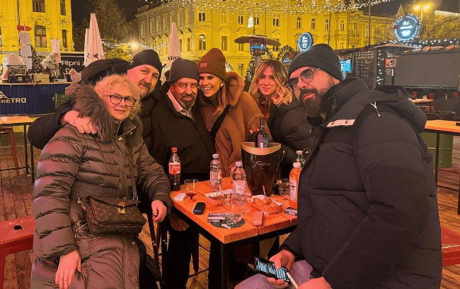 Roditelji jednog od najpopularnijih pjevača uživaju na Adventu: O mami se znaju samo dvije stvari