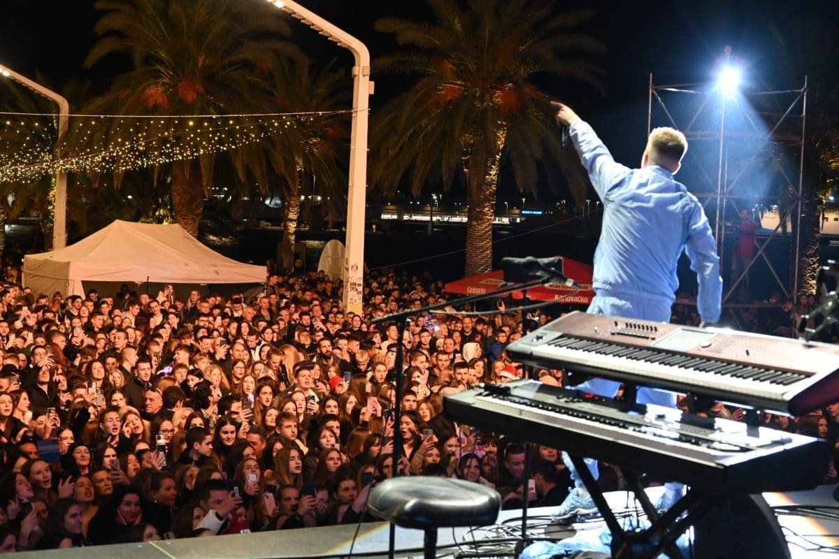 GRŠE ZAPALIO SPLIT Riva "gorila" kad je krenula "Ništa kontra Splita". Pojavili se gosti iznenađenja